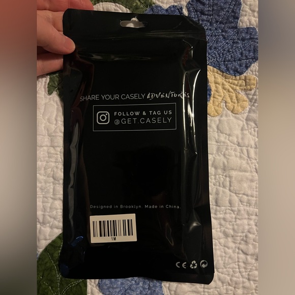 CASELY | Let's Split | Half White Clear Marble Clear Case | iPhone 12 / 12 Pro - Picture 9 of 9